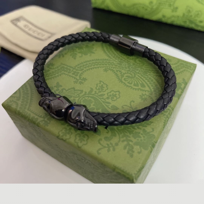 G*u*i bracelets